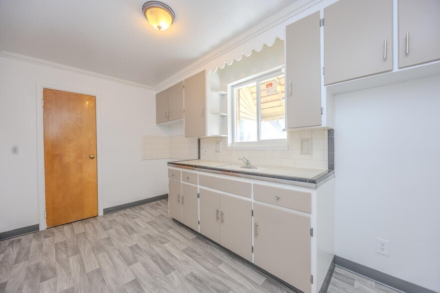 More Photos Of 2101 Pine Ave, Niagara Falls Storefront Retail Residential For Sale