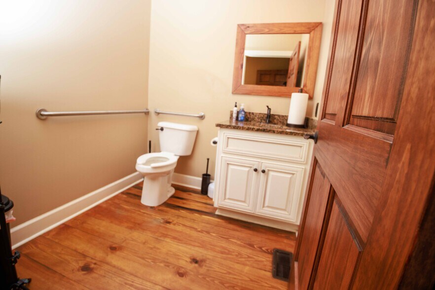 More Photos Of 106 N Alexander Ave, Washington Office For Sale