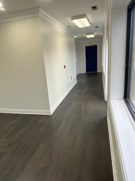 More Photos Of 419 W Washington Ave, Lake Bluff Flex For Lease