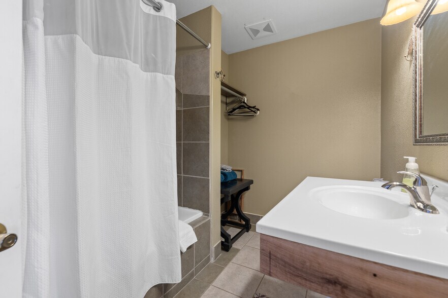 More Photos Of 603 N River St, Hot Springs Hotel For Lease