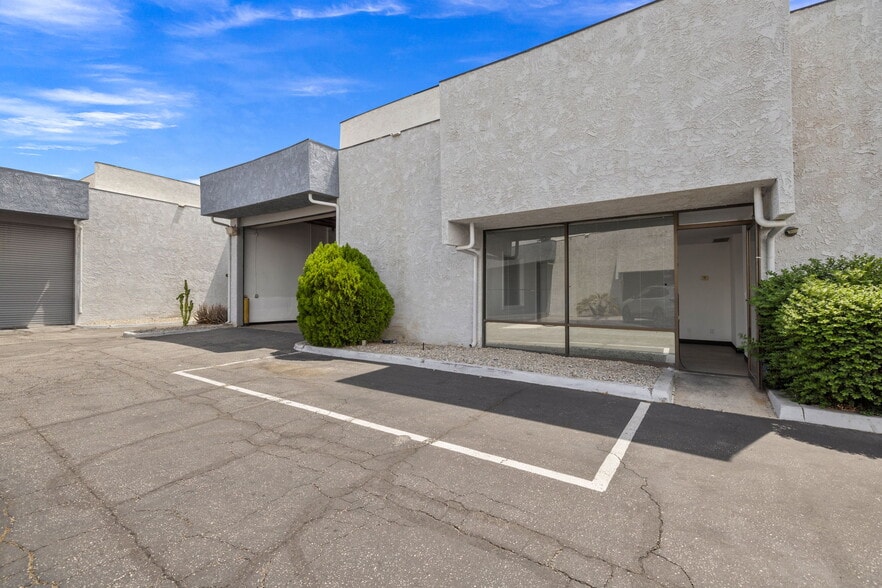 More Photos Of 800 S Vella Rd, Palm Springs Warehouse For Lease