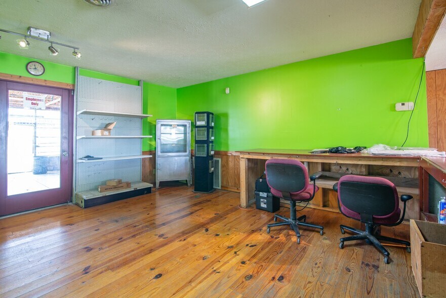 More Photos Of 641 Highland Ave, Vine Grove Freestanding For Sale