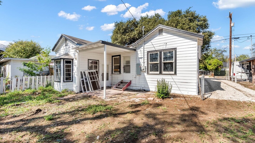 More Photos Of 1018 W Hildebrand Ave, San Antonio Storefront Retail Office For Lease