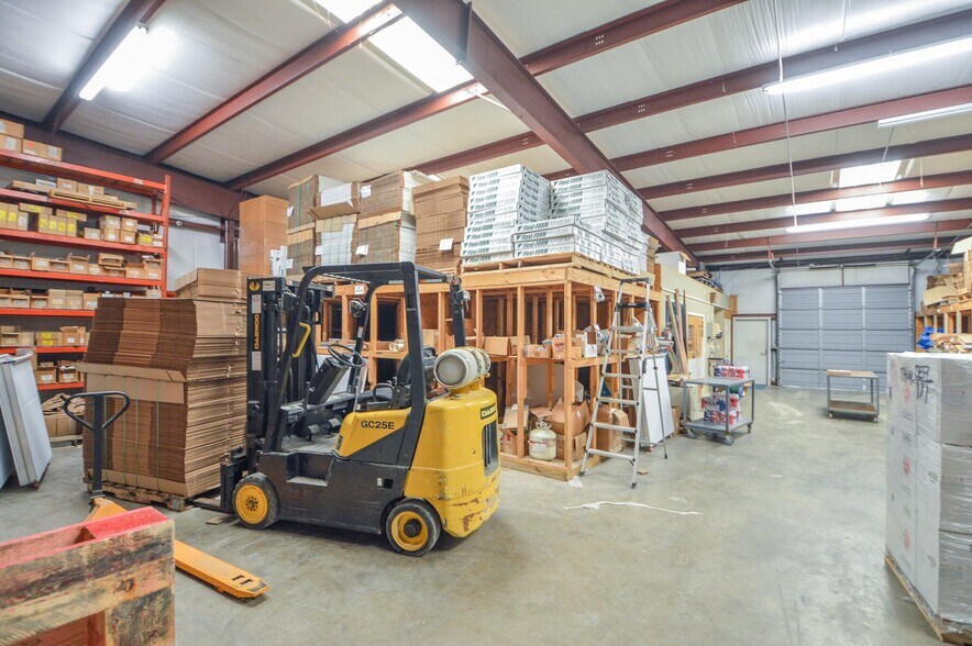 More Photos Of 415 Wilkins Wise Rd, Columbus Showroom For Sale