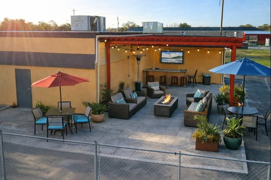 More Photos Of 4620 W Fuqua St, Houston Freestanding For Lease