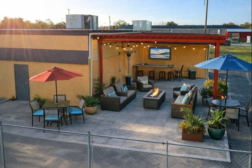 More Photos Of 4620 W Fuqua St, Houston Freestanding For Lease