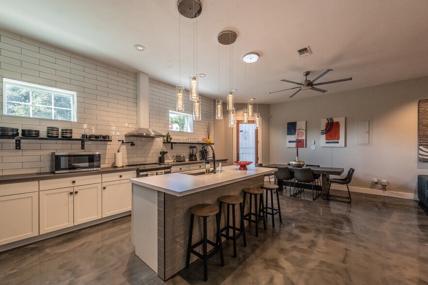 More Photos Of 630 S Walters, San Antonio Freestanding For Sale