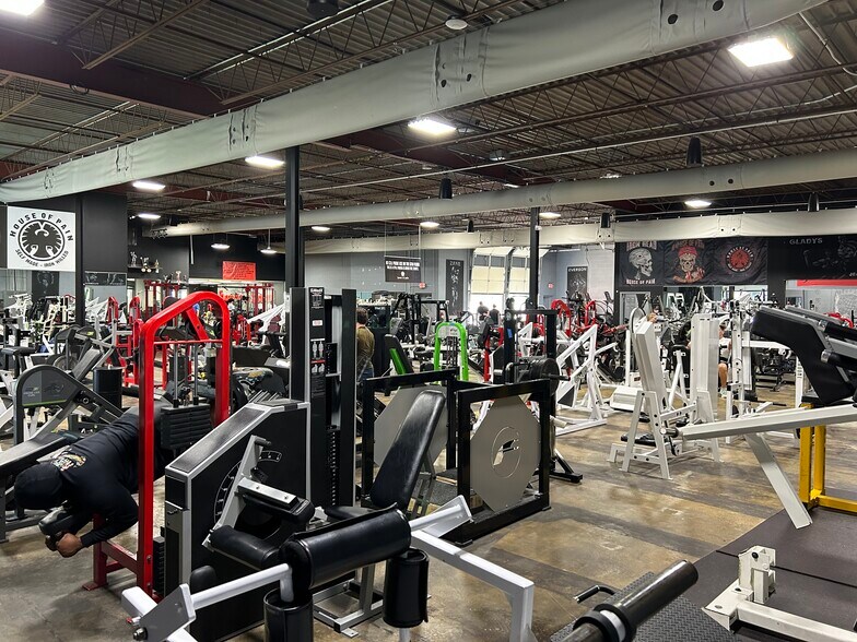 More Photos Of 251-253 Chesterfield Industrial Blvd, Chesterfield Warehouse For Sale
