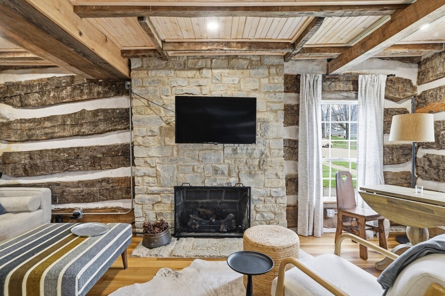 More Photos Of 202 E Walnut St, Danville Specialty For Sale