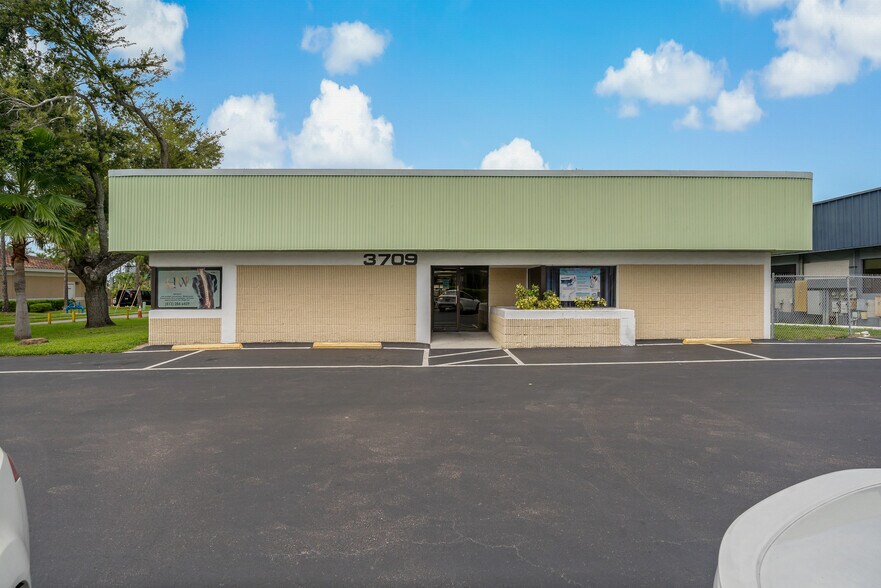More Photos Of 3709 W Hamilton Ave, Tampa Medical For Sale
