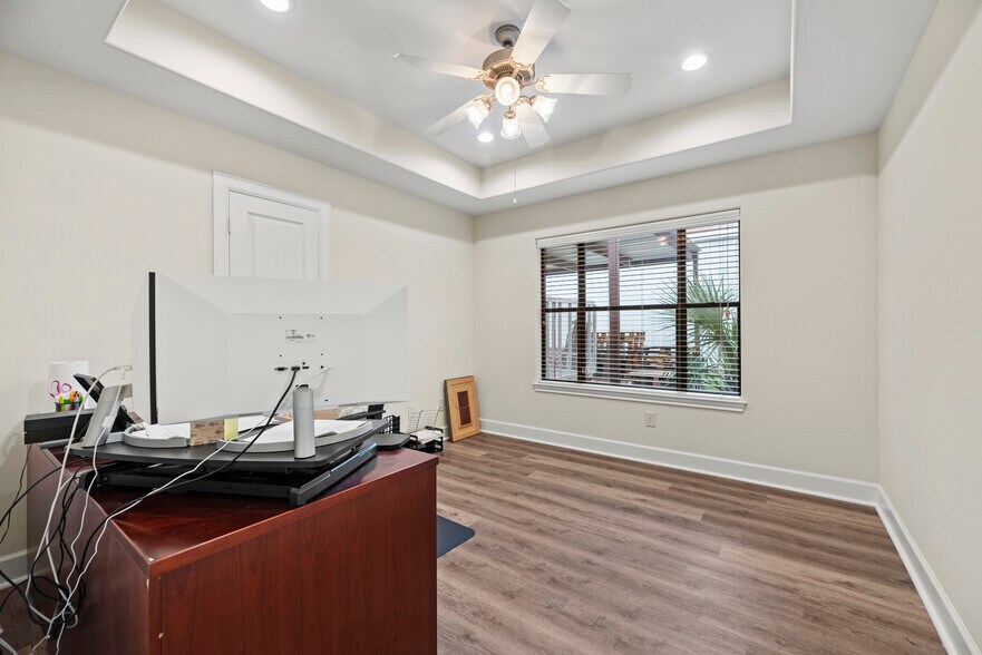 More Photos Of 10400 Main St, Houston Showroom For Lease