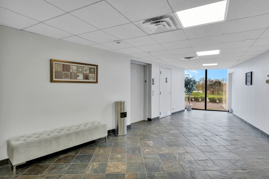 More Photos Of 800 Enterprise Dr, Oak Brook Office For Sale