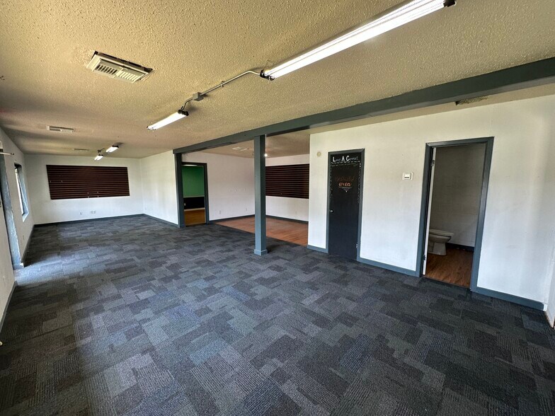 More Photos Of 510 W Main St, Azle Storefront Retail Office For Sale