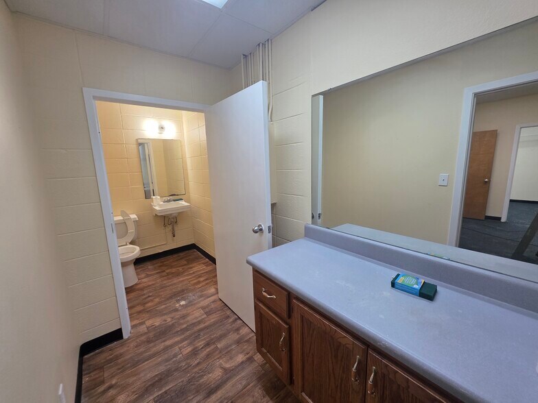 More Photos Of 6570 Caroline St, Milton Unknown For Lease