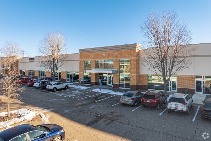 More Photos Of 7003 W Lake St, Saint Louis Park Showroom For Lease