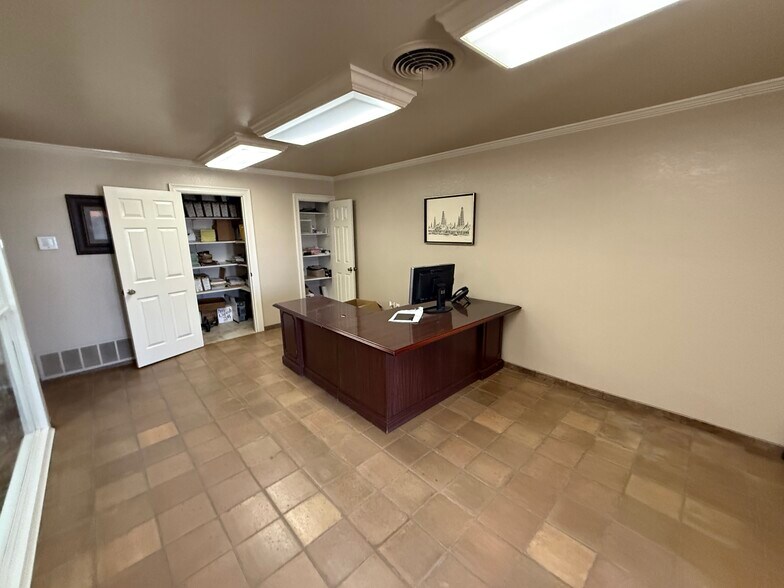 More Photos Of 507 Mustang Dr, Andrews Warehouse For Lease