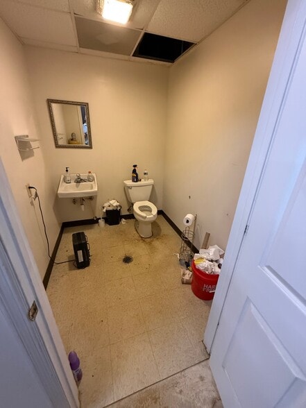 More Photos Of 1601 Spring Dr, Opelika Showroom For Lease