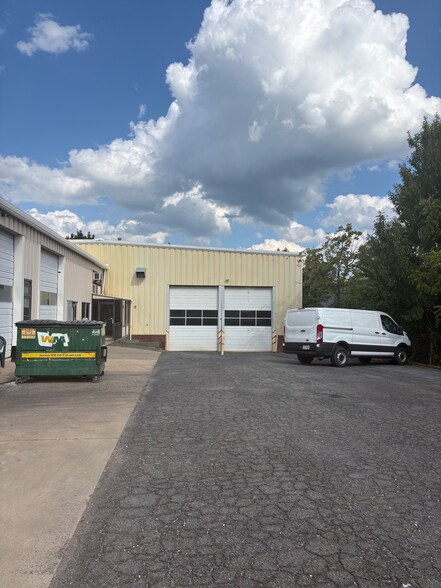 More Photos Of 3141 Draper Dr, Fairfax Warehouse For Lease