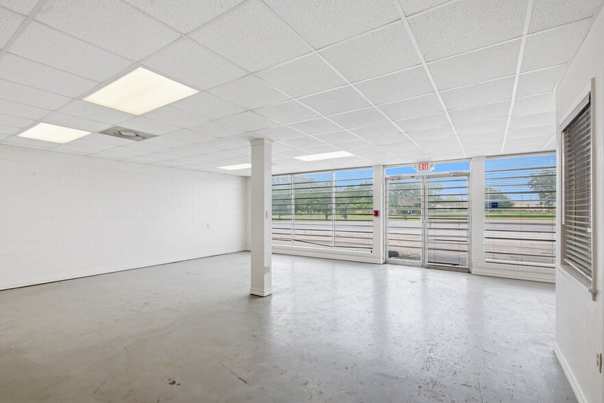 More Photos Of 4107 Port Lavaca Dr, Victoria Showroom For Sale