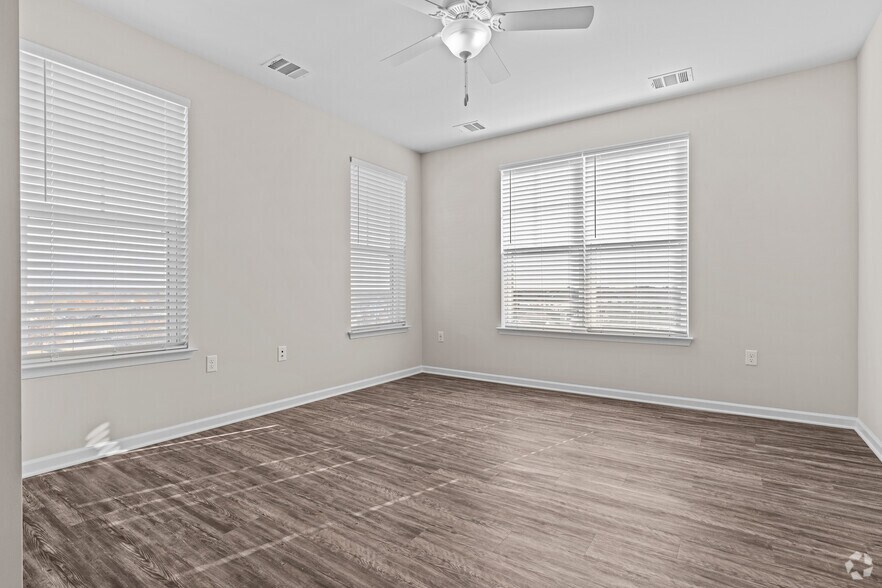 More Photos Of 3061 Godwin Blvd, Suffolk Multifamily For Sale