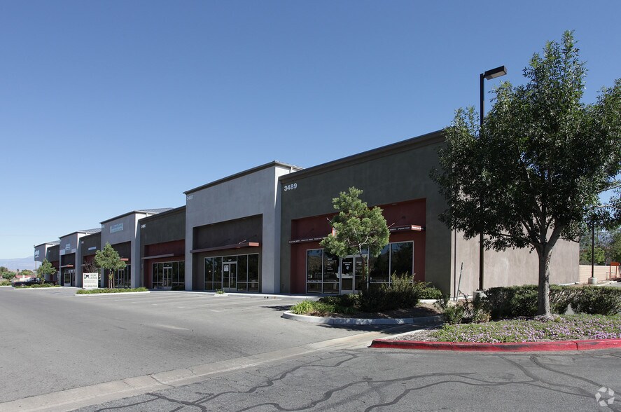 More Photos Of 3475-3489 W Devonshire Ave, Hemet Showroom For Lease