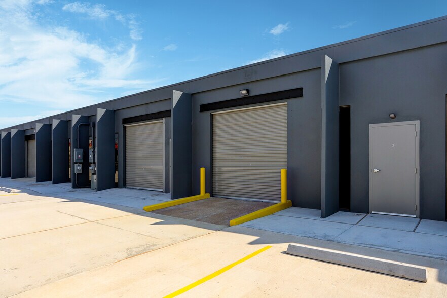 More Photos Of 9000 Parkwest Dr, Houston Light Distribution For Lease