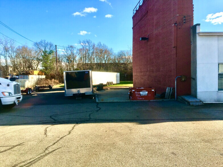 More Photos Of 2 Amboy Ave, Woodbridge Warehouse For Lease