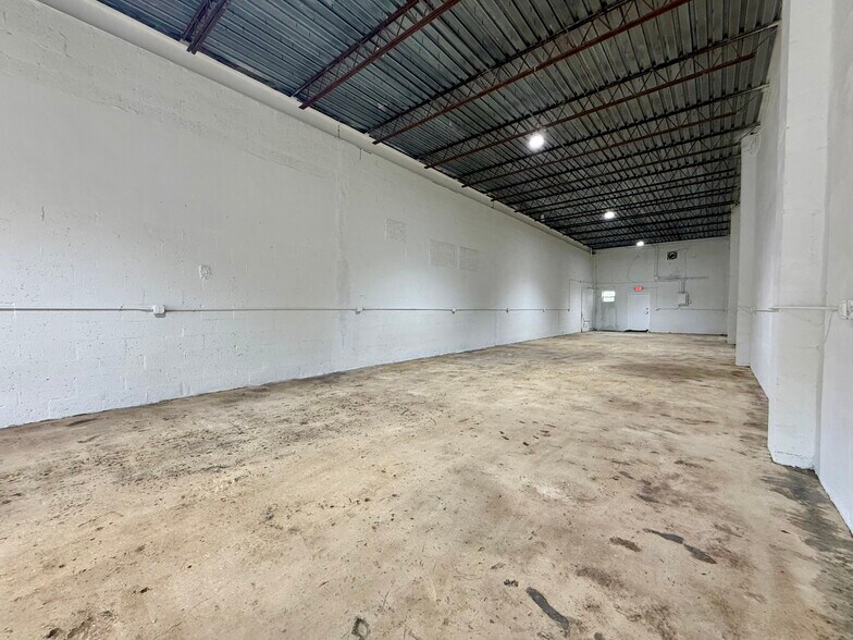 More Photos Of 820-826 NW 10th Ter, Fort Lauderdale Service For Lease