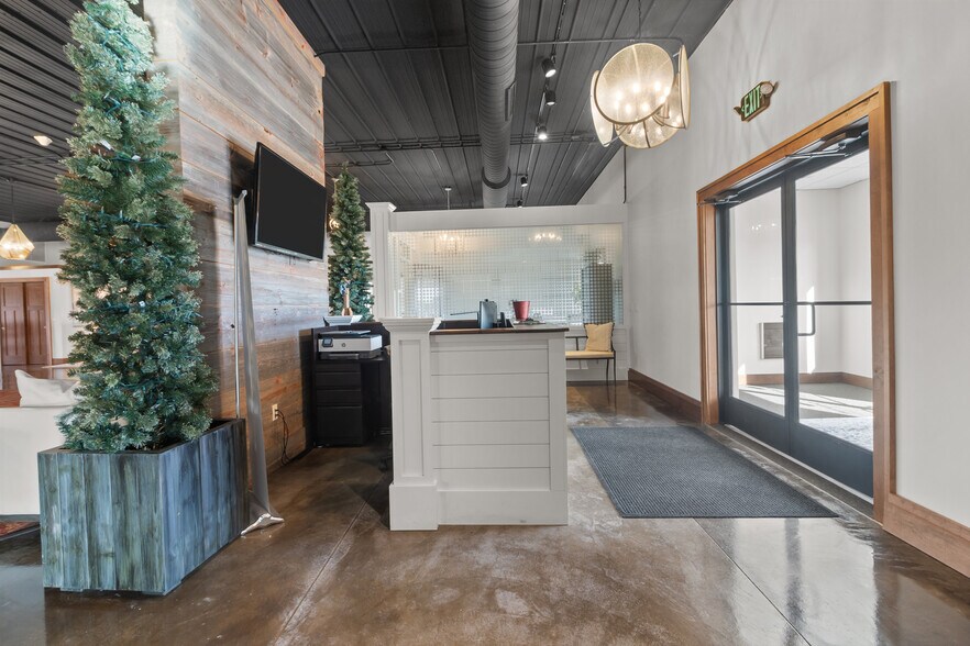 More Photos Of 2492 Crest Dr, Lake Geneva Office For Sale