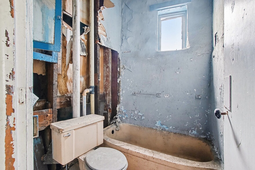 More Photos Of 2024 Mohawk Pl, Cincinnati Storefront Retail Residential For Sale