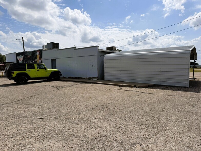 More Photos Of 414 W 14th St, Larned General Retail For Sale