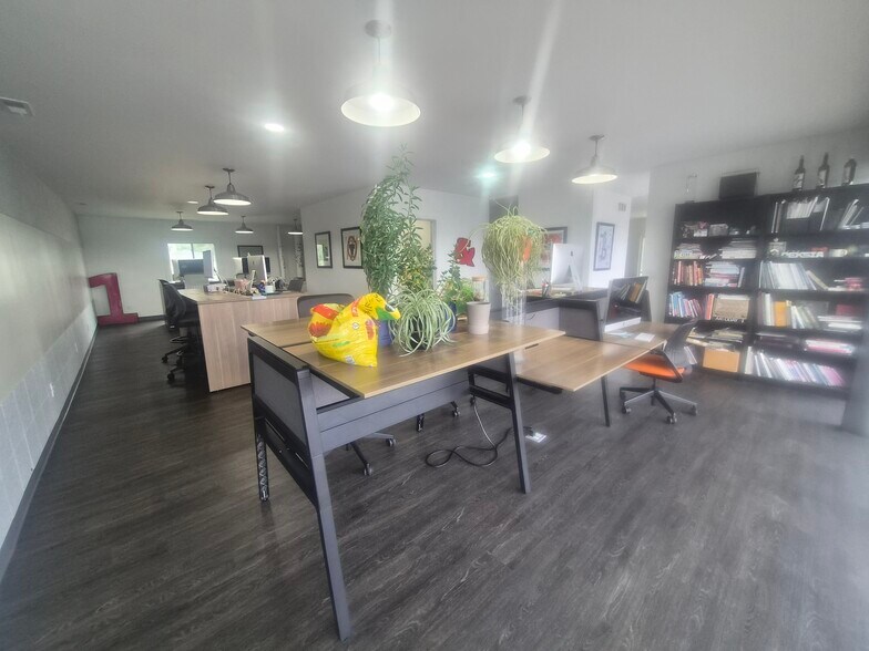 More Photos Of 5911 Meredith Dr, Urbandale Office For Lease