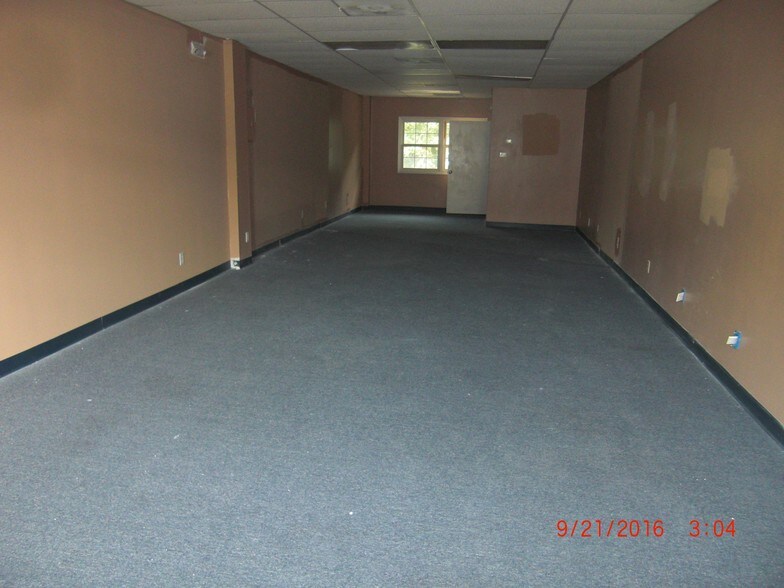 More Photos Of 696 Amity Rd, Bethany General Retail For Lease