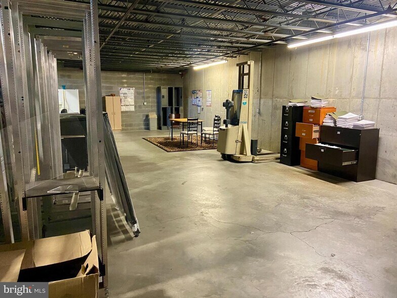 More Photos Of 240-252 Airport Rd, Winchester Light Distribution For Sale