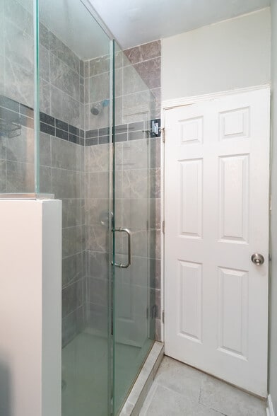 More Photos Of 619 E Groveland Park, Chicago Apartments For Sale