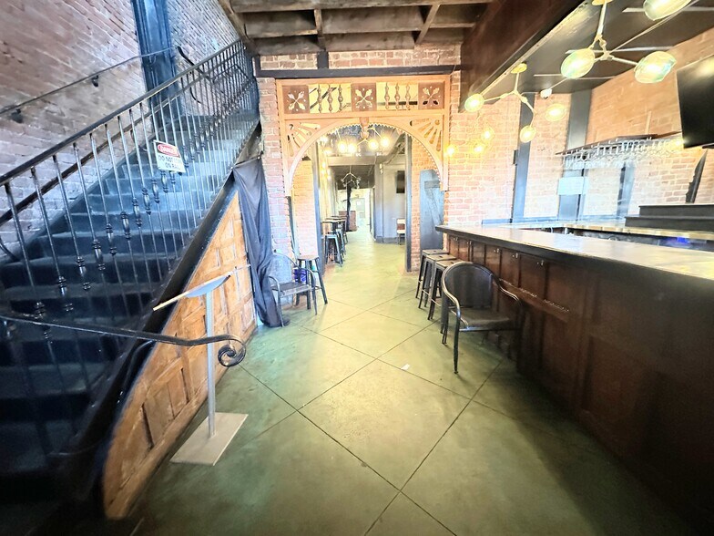 More Photos Of 1910 Magazine St, New Orleans Storefront Retail Residential For Lease