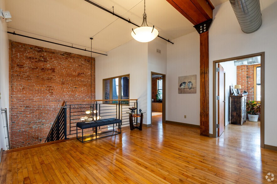 More Photos Of 400 Admiral Blvd, Kansas City Office For Sale