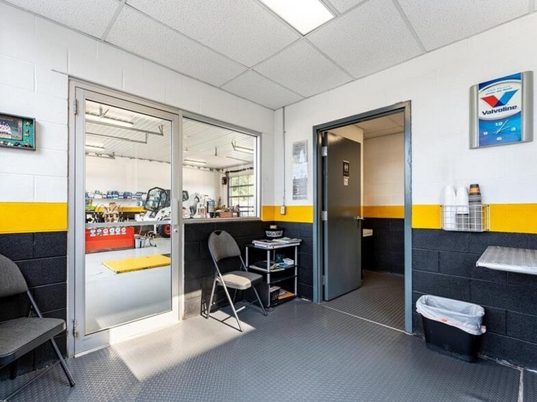 More Photos Of 158 Hwy 20 W, Fonthill Auto Repair For Sale