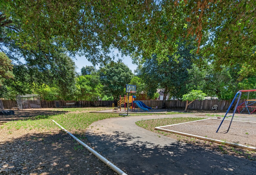 More Photos Of 530 N Cloverdale Blvd, Cloverdale Specialty For Sale