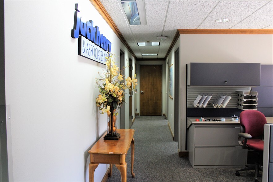 More Photos Of 304 S 20th St, Rogers Office For Sale