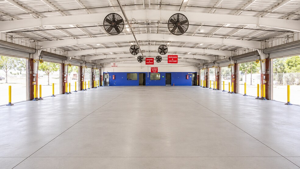 More Photos Of 9801 Palm River Rd, Tampa Truck Terminal For Lease