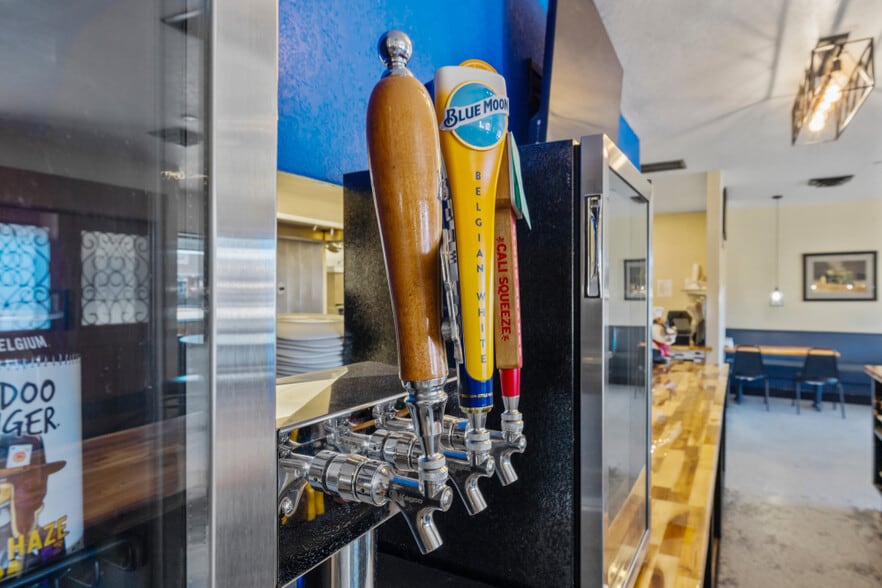 More Photos Of 2126 Broadway st, Malin Sports And Entertainment For Sale