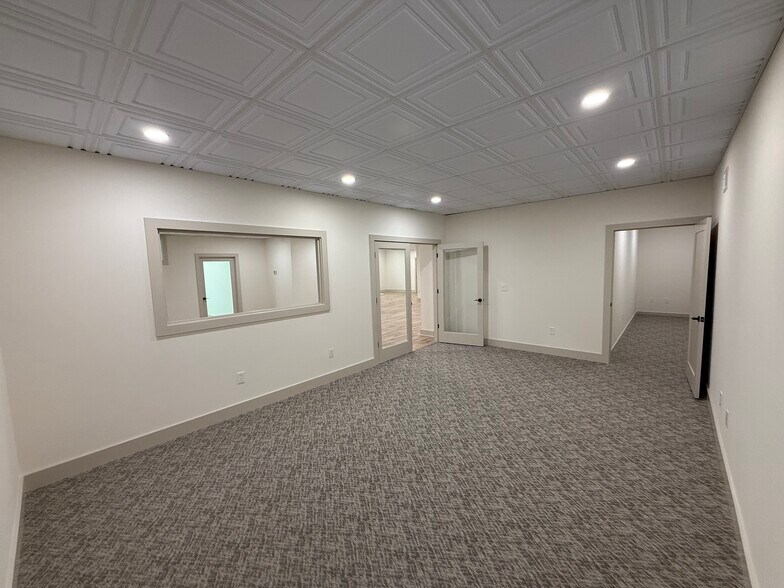 More Photos Of 1792 Woodstock Rd, Roswell Office For Lease