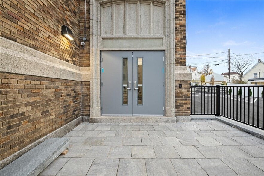 More Photos Of 22 Waverly St, Worcester Apartments For Sale