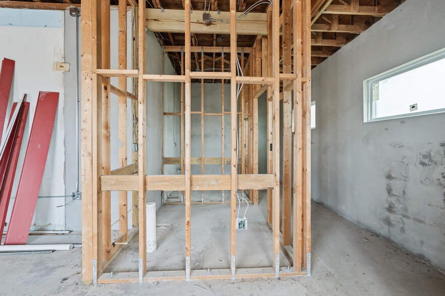 More Photos Of 2543 S Harbor City Blvd, Melbourne General Retail For Lease