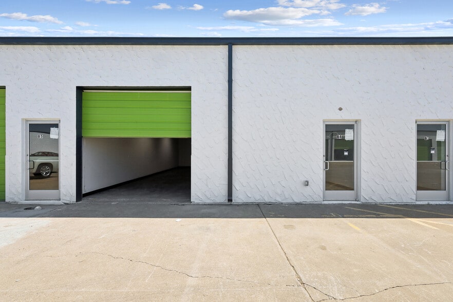 More Photos Of 1105 Colorado Ln, Arlington Unknown For Lease