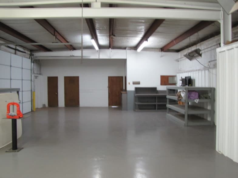 More Photos Of 2006 Kings Hwy, Snyder Service For Lease