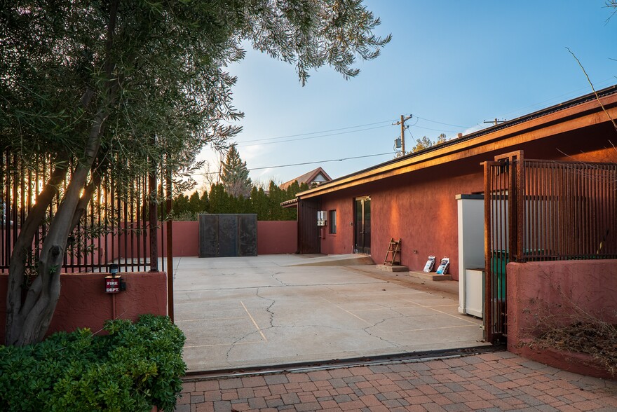 More Photos Of 45 Birch Blvd, Sedona Medical For Sale