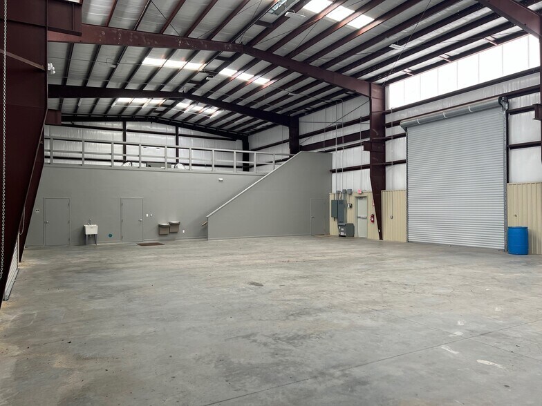 More Photos Of 711 S 14th St, La Porte Warehouse For Lease