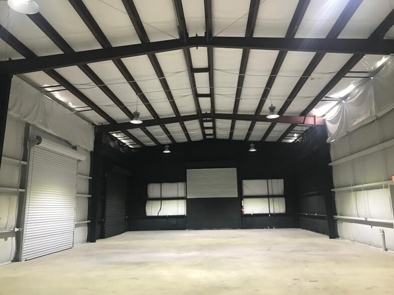 More Photos Of 1714 Airport Rd, Conroe Warehouse For Lease